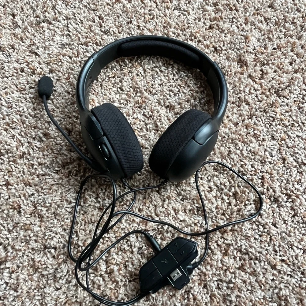 Headset with microphone for video games